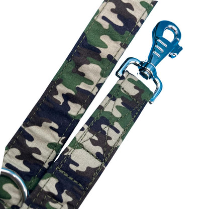 A close up of a  camo pattern dog lead with a large swivel clip and metal D ring.
